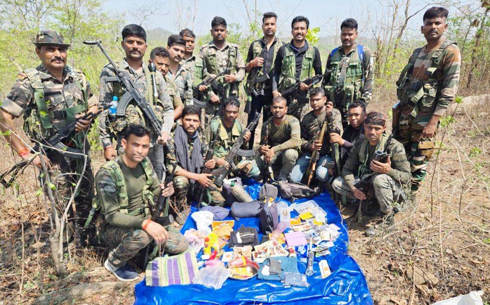 <p>पलामू जिले में टीएसपीसी उग्रवादियों के साथ मुठभेड़ के बाद भारी मात्रा में सामग्री बरामद |</p>
