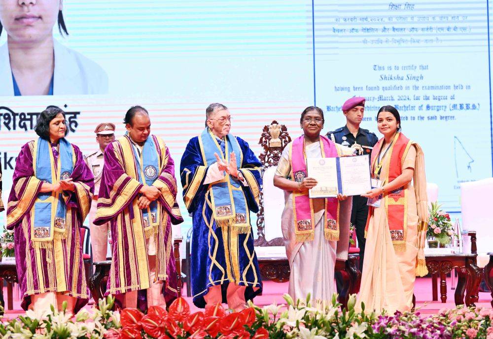 <p>भारत के राष्ट्रपति ने एम्स देवघर के दीक्षांत समारोह की शोभा बढ़ाई और विद्यार्थियों को शुभकामनाएं देते हुए उन्हें सेवा, करुणा और निष्ठा के साथ राष्ट्र की सेवा करने के लिए प्रेरित…