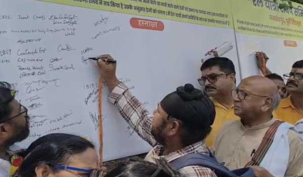 passengers-discontent-grows-at-tatanagar-station-protest-expressed-through-signature-campaign