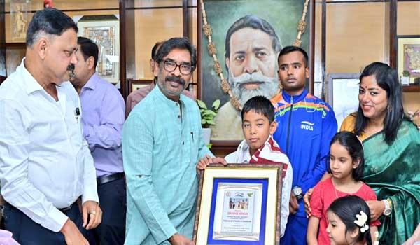 child-swimmer-ishank-singh-met-chief-minister-hemant-soren-and-honored-him-saying-i-am-proud-of-your-historic-achievement