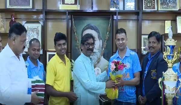 chief-minister-hemant-soren-congratulated-and-honored-the-players-of-the-indian-deaf-cricket-team