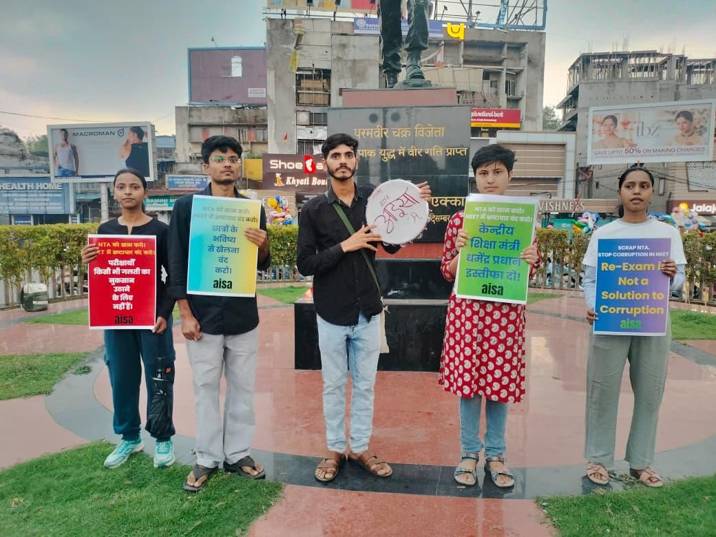 protest-in-ranchi-against-neet-2026-paper-leak-students-demand-education-ministers-resignation