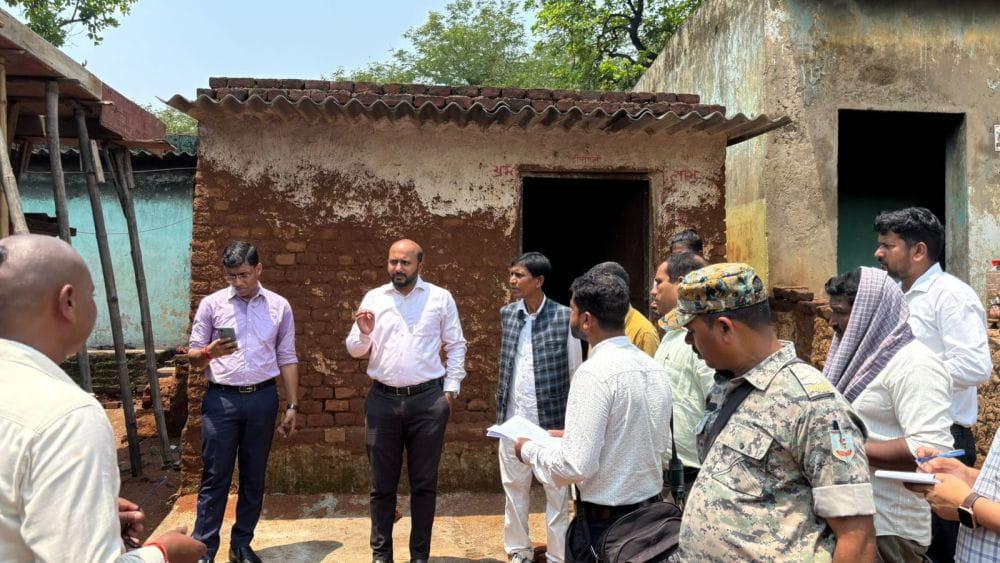 deputy-commissioner-rituraj-inspects-birhor-tola-directs-officials-to-ensure-the-benefits-of-schemes-reach-the-people