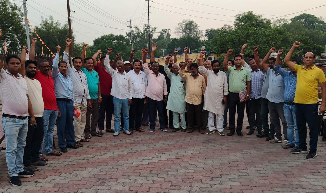 water-supply-disrupted-for-10-days-anger-among-residents-of-riverside-saunda-colony