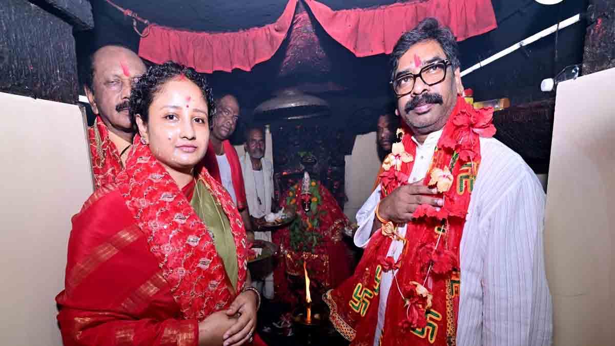 cm-hemant-accompanied-by-his-wife-kalpana-soren-offered-prayers-at-the-mata-divri-temple