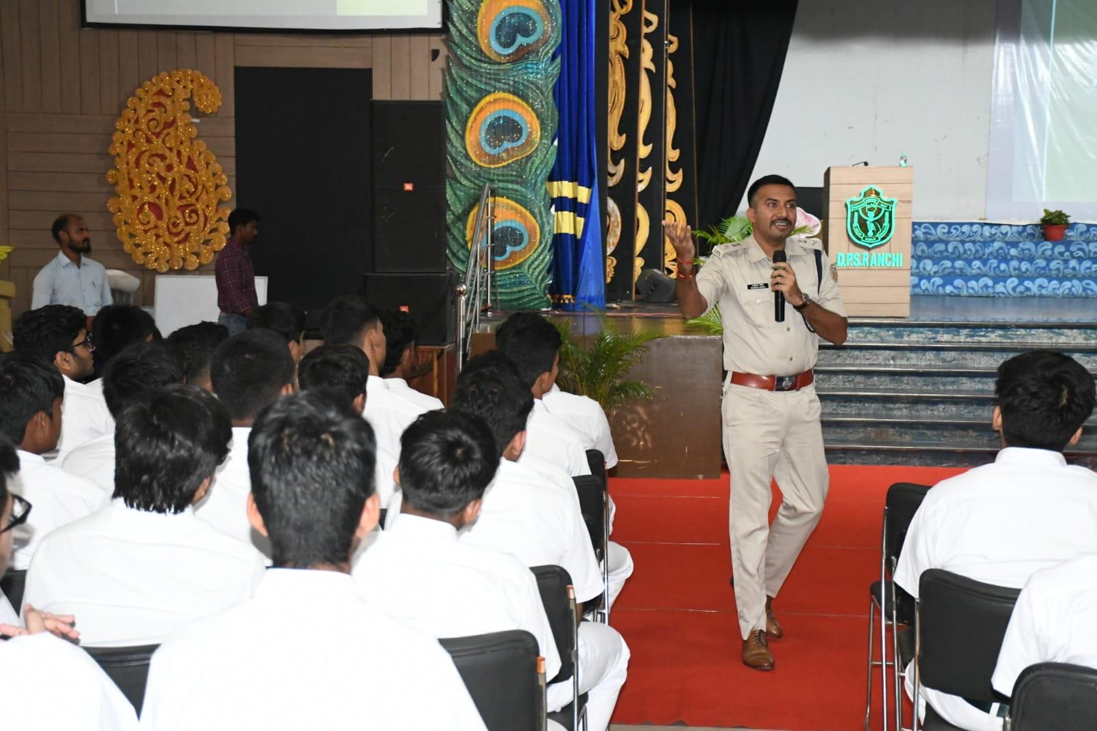 ranchi-polices-awareness-campaign-students-informed-about-substance-abuse-cybercrime-and-road-safety
