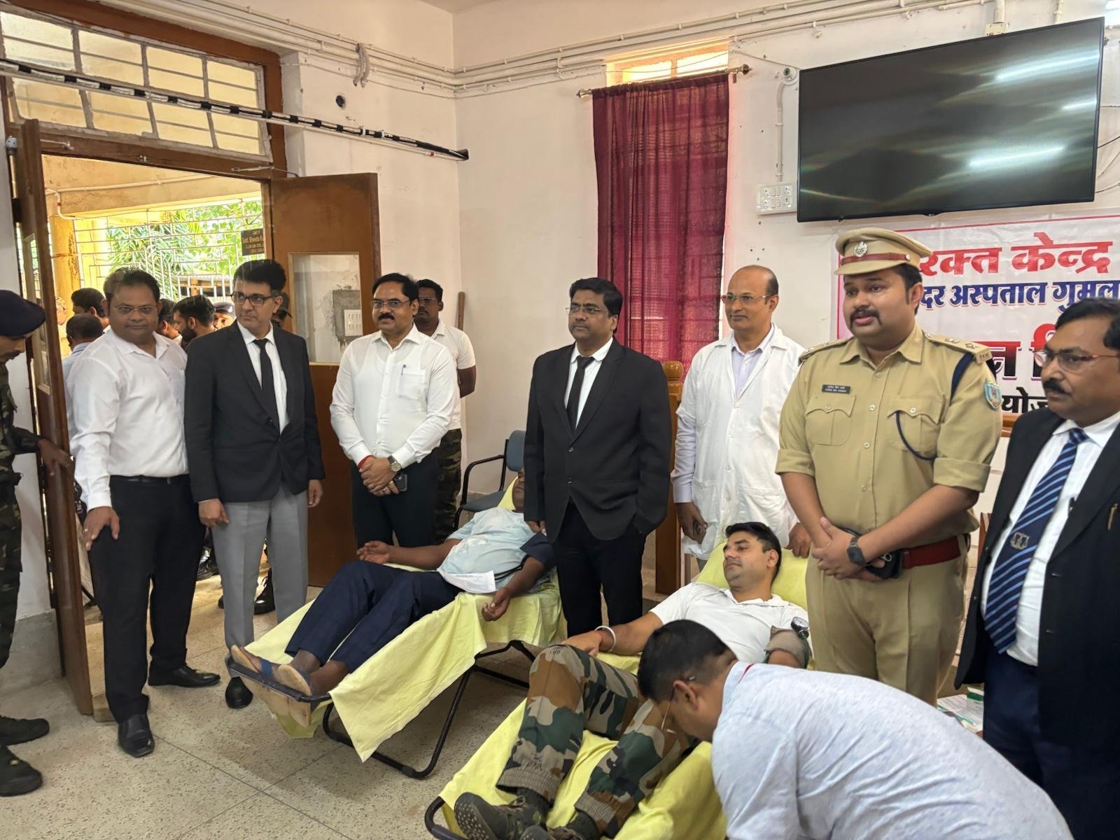 blood-donation-camp-was-organised-in-the-court-premises-with-the-joint-cooperation-of-the-district-legal-services-authority-gumla-and-the-administration