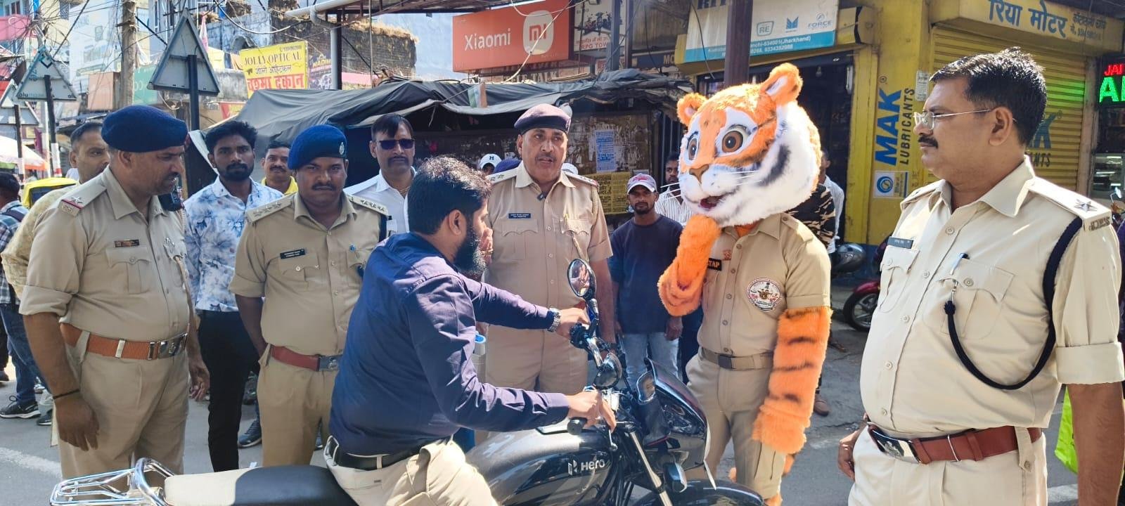 traffic-awareness-campaign-at-kantatoli-chowk-mascot-pratap-gave-the-message-of-road-safety