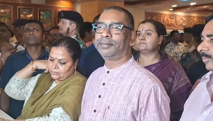 cm-hemant-soren-leaves-for-delhi-before-the-alliance-rally